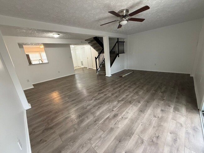 Building Photo - 3-Bedroom, 1.5 Bathroom Townhome at Magrud...