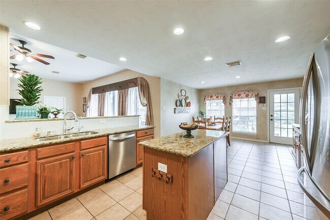 Building Photo - 501 Pine Bluff Dr