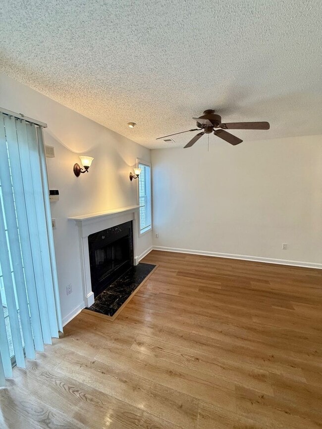 Building Photo - Fabulous Townhome in Prime Location – Comf...