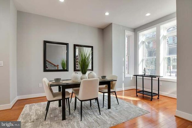 Dining & Nook - 937 R St NW