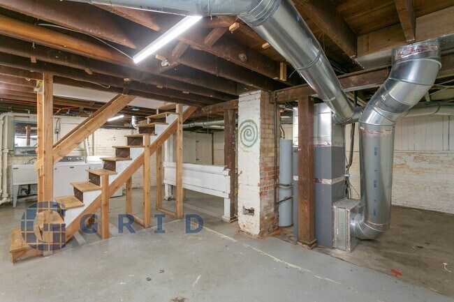 Building Photo - Gorgeous 2 Bedroom Victorian Home!