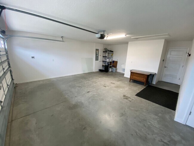 Building Photo - Beautiful, Furnished ANNUAL 2 bed, 2 bath ...