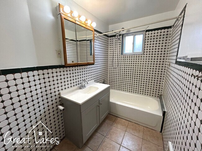 Building Photo - Charming 3 Bedroom 1.5 Bathroom Bungalow now available for rent!