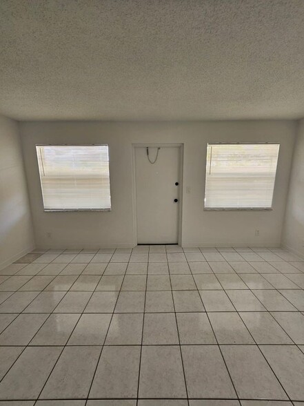 Building Photo - 1150 NE 17th Ct