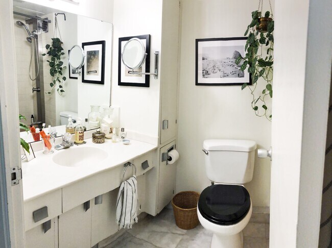 Original midcentury bathroom fixtures - 1221 Minor Ave