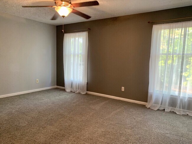 Building Photo - 1 Bed | 1 Bath Condo Near Glenwood - Water...