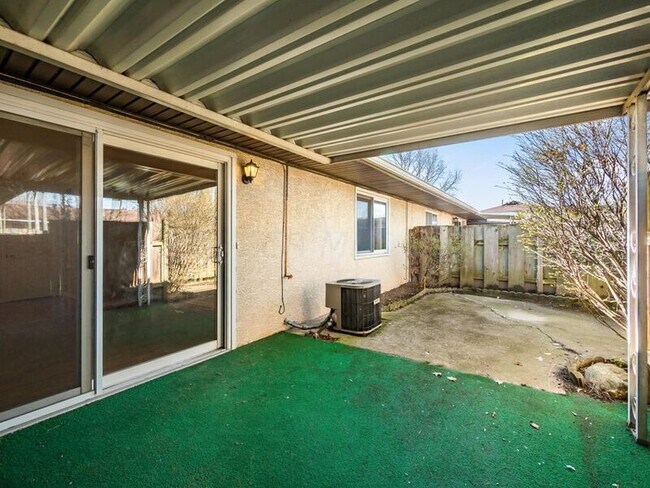 Building Photo - 2324 Woodbrook Cir N