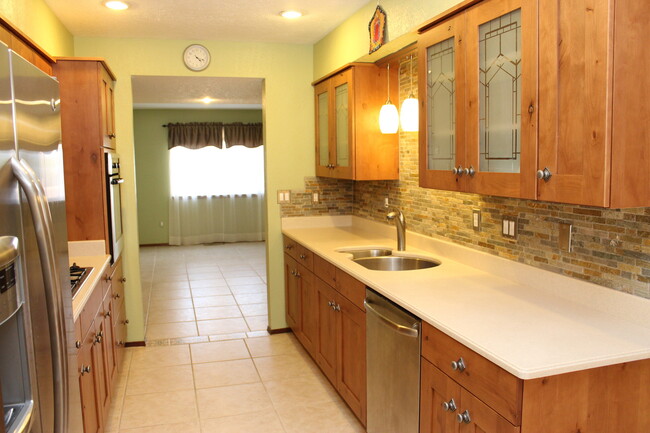 Building Photo - Beautiful 3 bdr, 2 bath SOLAR home w/large...