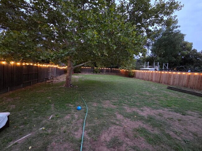 Building Photo - 3 bed 1 bath Duplex with garage and private yard