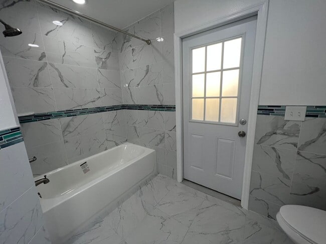 Building Photo - 3037 Bonkirk Dr