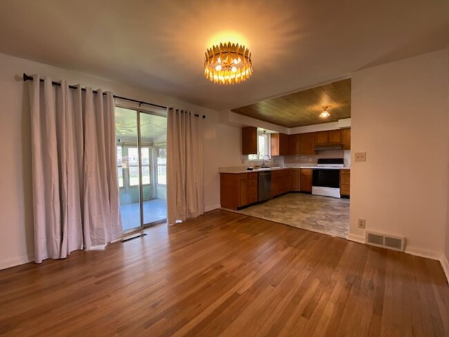 Building Photo - 3 Bedroom 1 Bathroom Available in Springfi...