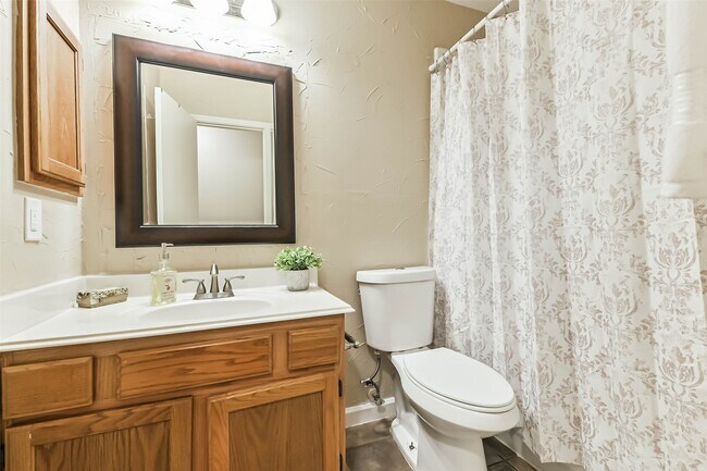 Building Photo - 10926 Waterview Cir