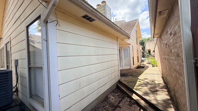 Building Photo - 1208 Normans Woods St