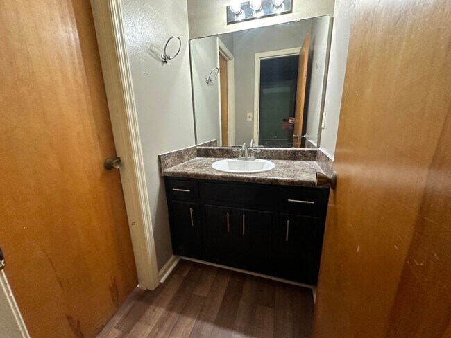 Building Photo - 2 bedroom duplex on the Eastside avail NOW!