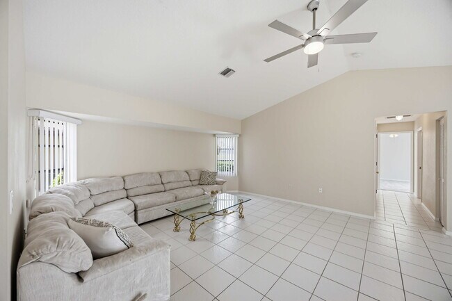 Building Photo - "Spacious 3-Bedroom Retreat with 2 Full Baths in Rotonda West Pinehurst!"