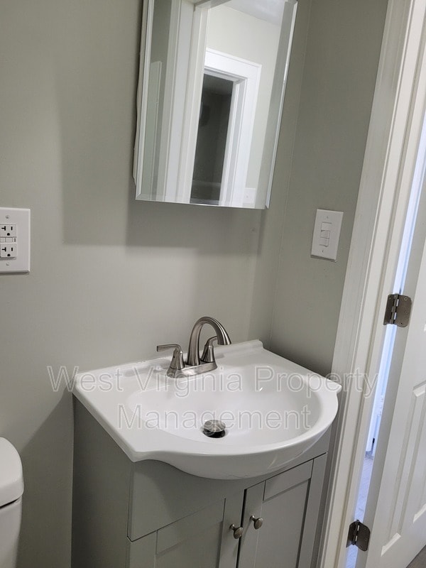 Building Photo - 200 Lewis St