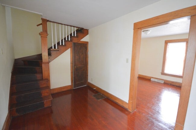 Building Photo - Charming 2 bedroom with beautiful features!