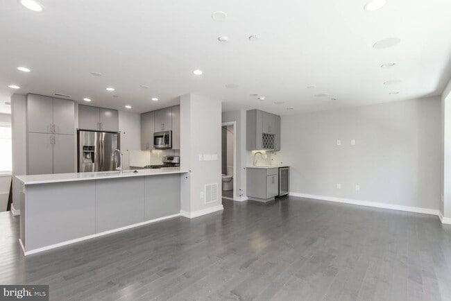 Building Photo - 712-14 S Sartain St