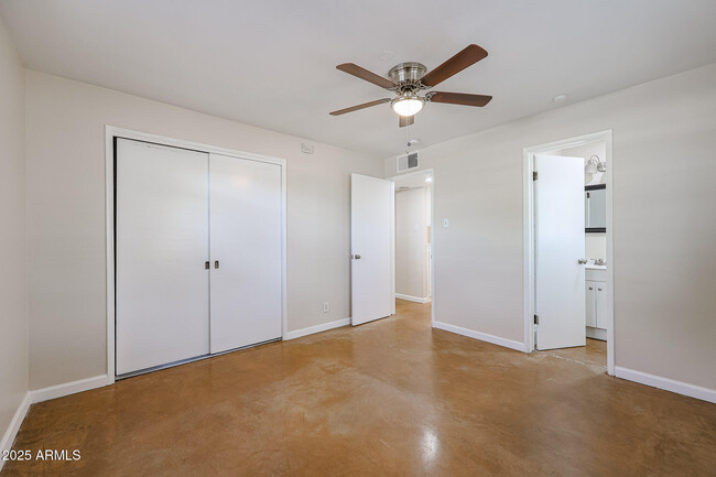 Building Photo - 2301 W Osborn Rd