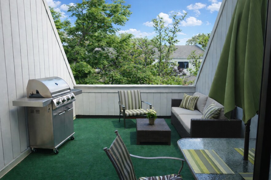 Building Photo - 624 Summit House