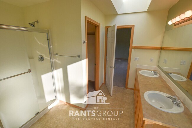 Building Photo - Spacious home in a fantastic neighborhood