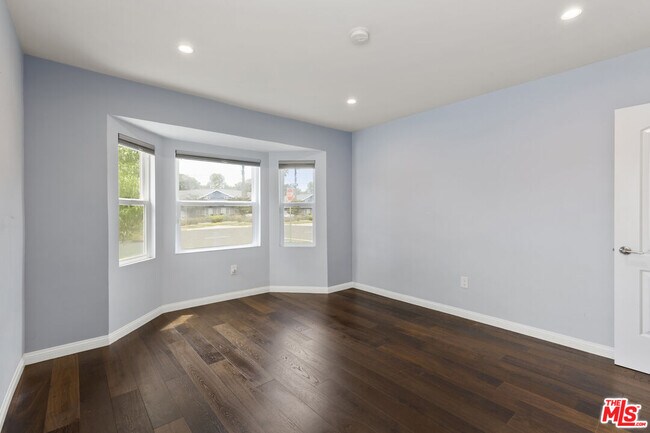 Building Photo - 12327 Hatteras St