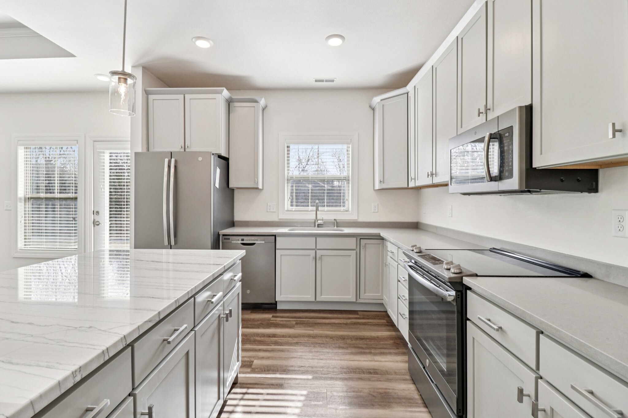 Building Photo - 9776 Montclaire Dr