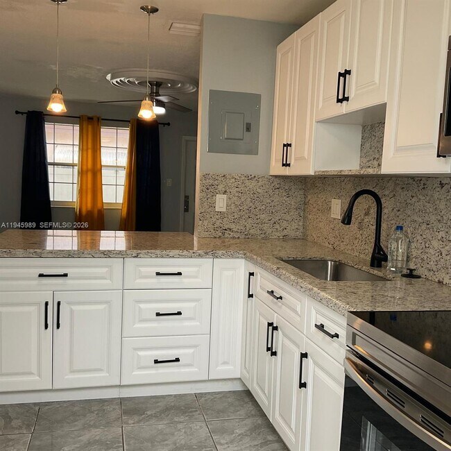 Building Photo - 337 Phippen Waiters Rd