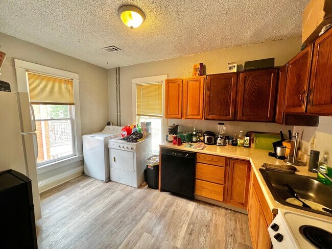 Building Photo - The Remington (BR-LN-KB)