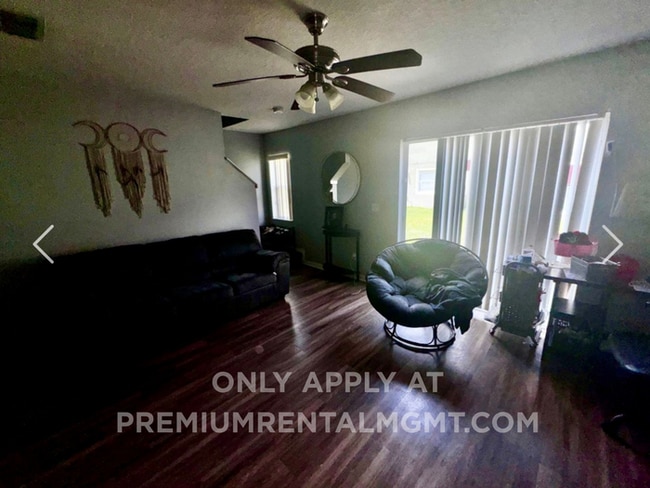 Building Photo - 3 bedroom 2.5 bath Oakcrest Townhome with Laminate and Tile flooring Throughout, and a 1 Car Garage!