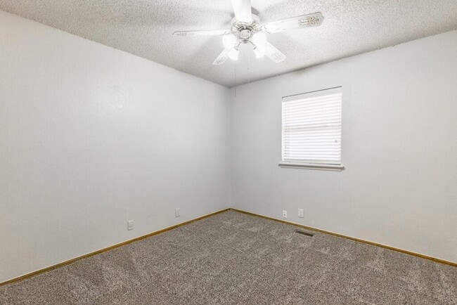 Building Photo - 1324 Kelly Park Rd