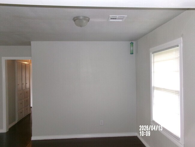 Building Photo - Modern 4-Bedroom Home