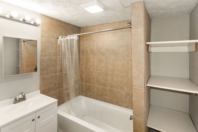 Building Photo - Available now!  517 S. 35th St.  4 Bedroom, 2 Bath Great Midtown location, 1 car garage.