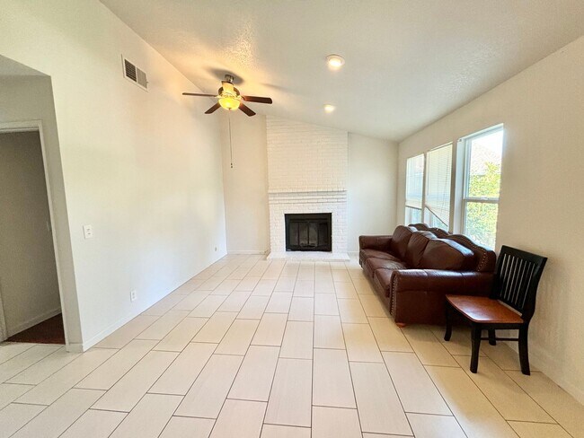 Building Photo - Lovely Cul-de-Sac Home in Davis – Close to Parks & Amenities