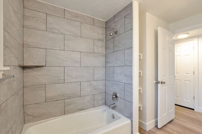 Building Photo - North Salt Lake 2 BD 1 BA - $500 Amazon Gift Card!! - $500.00 Security Deposit OAC -Brookside Lof...