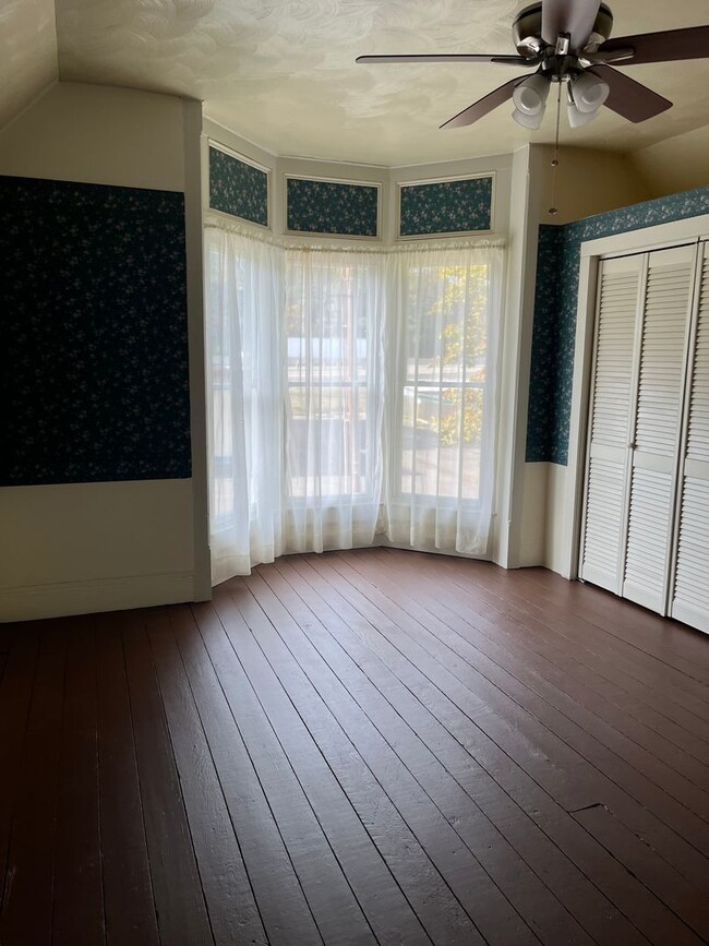 Building Photo - 2 story, 4 bedroom 1 bathroom home in Canyonville.