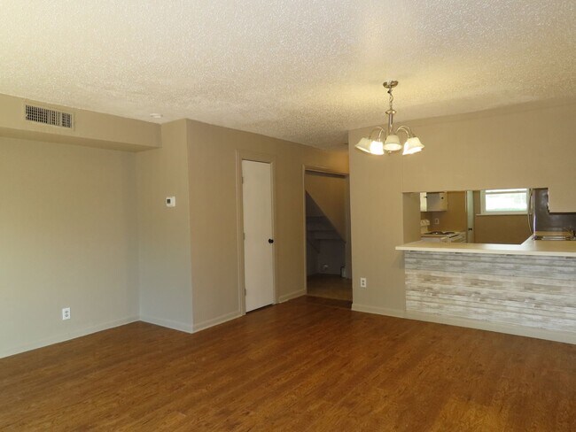 Building Photo - Quaint 2 Bedroom 1.5 Bath in a Country Set...
