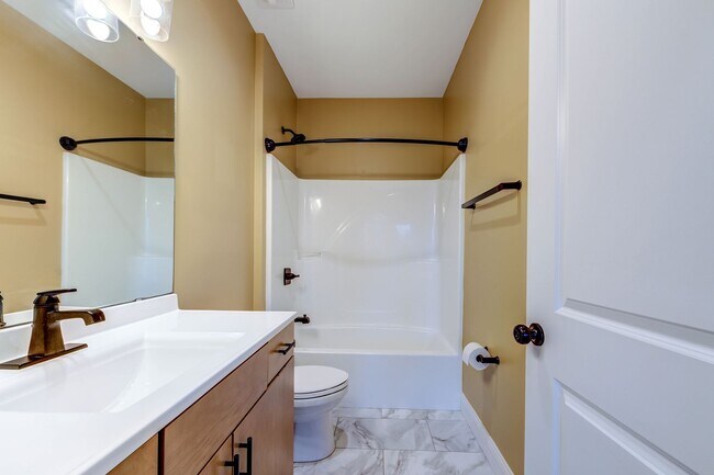 Building Photo - GRADUATE STUDENTS!! 2 Bed 2 Bath Near SSM Cardinal Glennon, St. Louis University