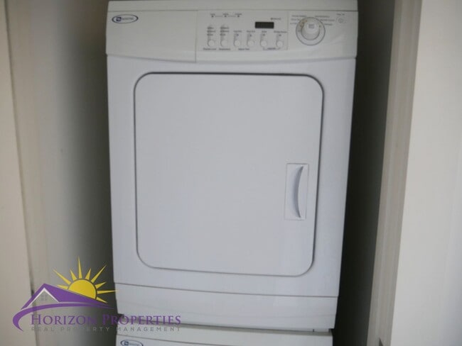 Building Photo - Modern Bright Three-story 3 Bed 2 Bath 1,400 Sqft Mansion Flats Designer Condo