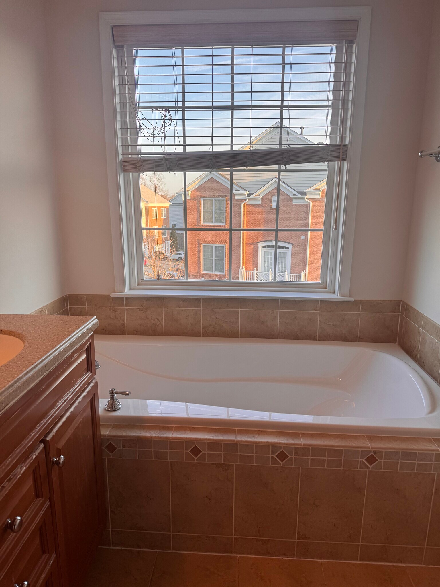 Master soaking tub - 14627 Weeburn Way