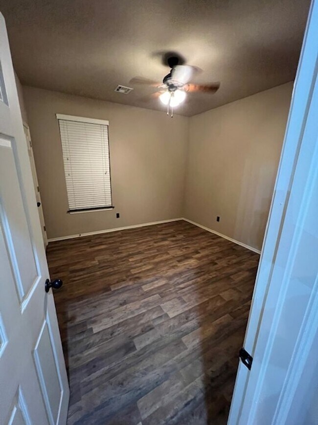 Building Photo - Updated Duplex - Yukon Schools - Close to ...