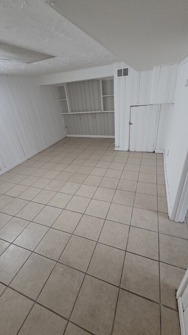 Building Photo - Coming Soon: 4 Bedroom 2 Bath - Split Level Single Family Home!