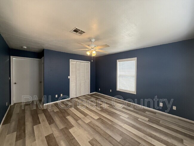 Building Photo - 212 W Pecan St