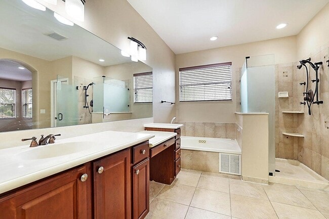 Building Photo - 748 Cresta Cir