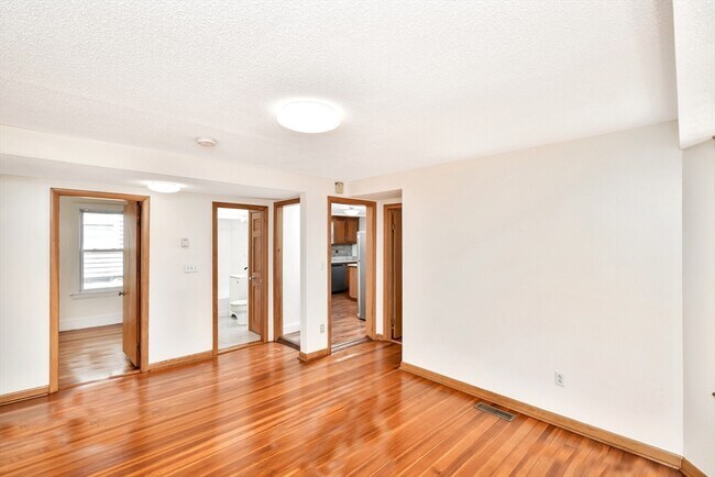 Building Photo - 77 Swan St