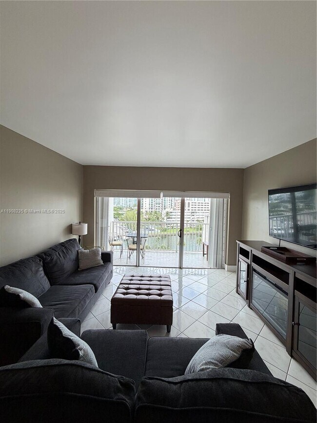 Building Photo - 300 Bayview Dr