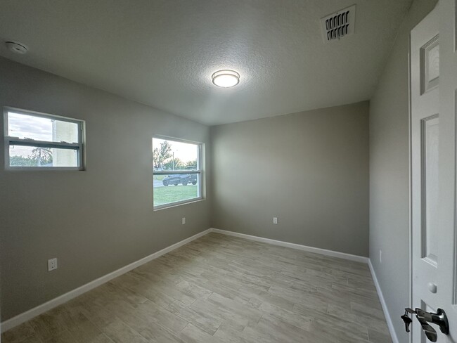 Building Photo - "Experience Cozy Elegance: Spacious 3-Bed,...