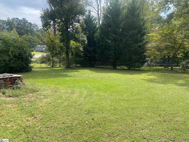 Building Photo - 204 Oakwood Dr