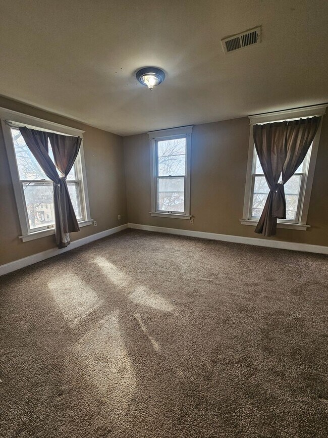 Building Photo - 929 Bridge