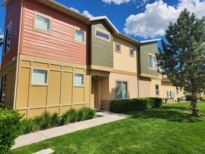 Building Photo - AVAILABLE JULY 1ST | 3 BED | 2.5 BATH | $2,295/MO